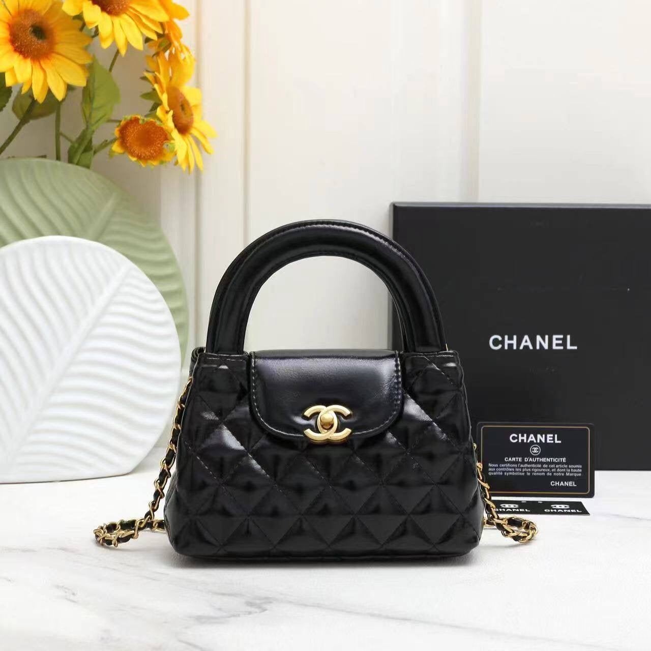 Chanel 

100 dhs🇦🇪

with box
🎁🎁🎁

size 20×6×13cm

Zain42
♥️♥️♥️