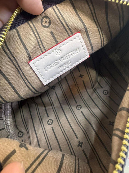 LV Speedy
Size : 22 * 15 cm
85 dhs🇦🇪
with box🎁

Zain115
♥️♥️♥️