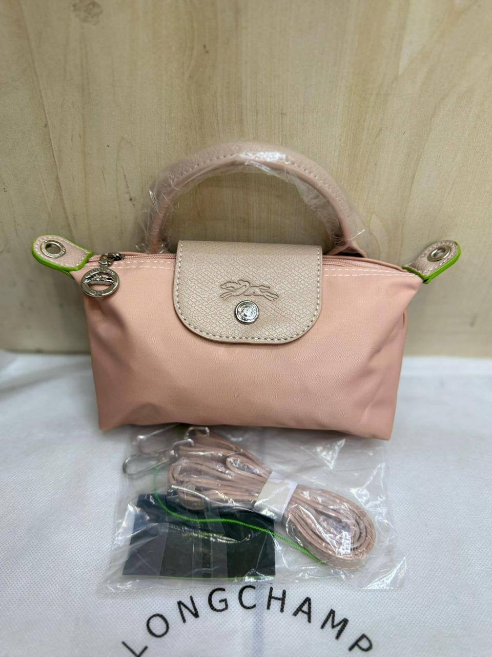 LongChamp Mini

High  Quality 

Size：19  * 11 cm
50 dhs🪙

Zain115
♥️♥️♥️
