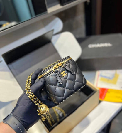 Chanel mini

Size :10 * 8 cm

95 dhs🇦🇪

with box 🎁

Zain115
♥️♥️♥️