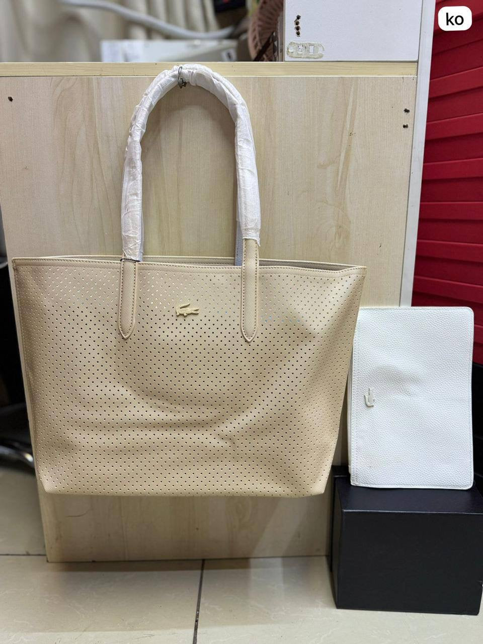 🌟 LACOSTE 🐊 New 2 in 1
Double-sided usable bag
Size: 47 * 29 cm
95 dhs🪙

Zain115
♥️♥️♥️