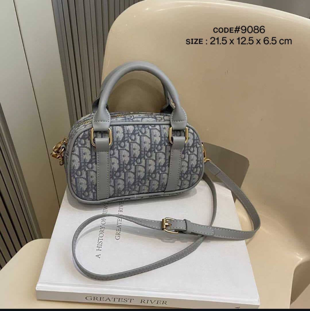 Dior
ʙᴏᴡʟɪɴɢ ᴛᴏᴘ ʜᴀɴᴅʙᴀɢ
ᴄʟᴀssɪᴄ DD ᴄᴀɴᴠᴀss ᴍᴀᴛᴇʀɪᴀʟ
ᴡɪᴛʜ ʟᴏɴɢ ʙᴇʟᴛ sᴛʀᴀᴘ
sɪᴢᴇ : 21.5cm
ᴡɪᴛʜ BOX
🎁🎁🎁

70 dhs🪙

Zain31
♥️♥️♥️
