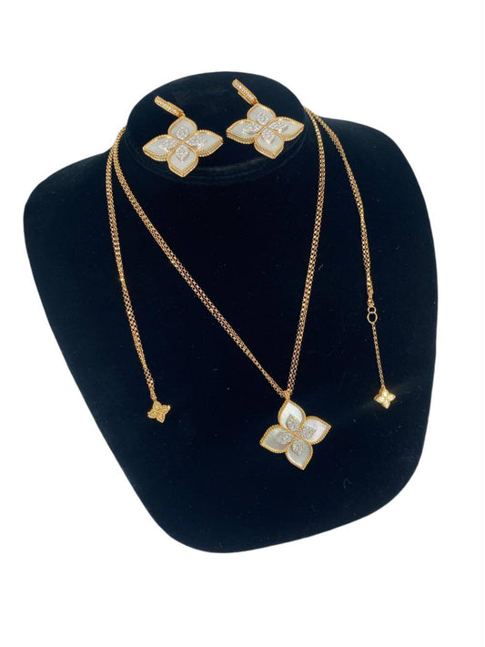 ROBERTO COIN ❤️‍🔥
Necklace 😍
Earring🦋
Master quality ✨
With normal boxes 📦 
125 dhs🇦🇪🇦🇪

With master box 🗃️ 
215 dhs🇦🇪🇦🇪

Zain216
♥️♥️♥️