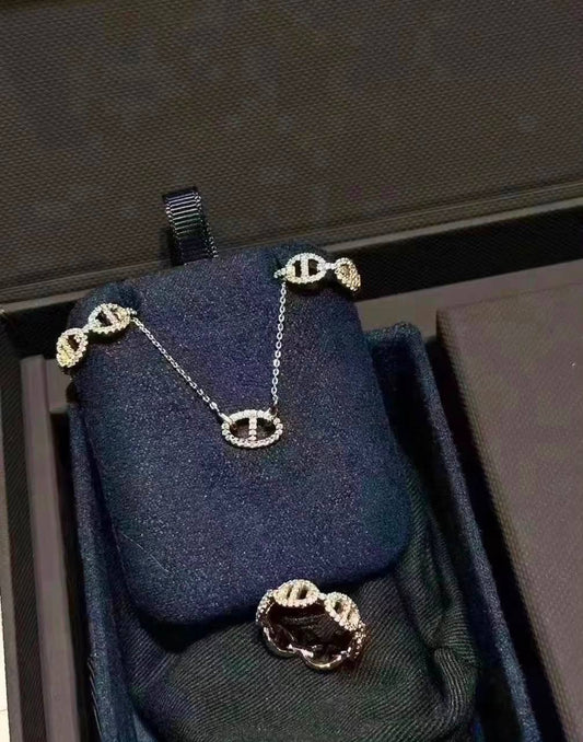 Apm 😍
Necklace 💥
Earring 🦋
 Ring 💍 available size 👇
6,7,8,9
Master quality 💯
With normal boxes 🗃️ 
140 dhs🇦🇪🇦🇪

With master box 📦 
170 dhs🇦🇪🇦🇪

Zain216
♥️♥️♥️