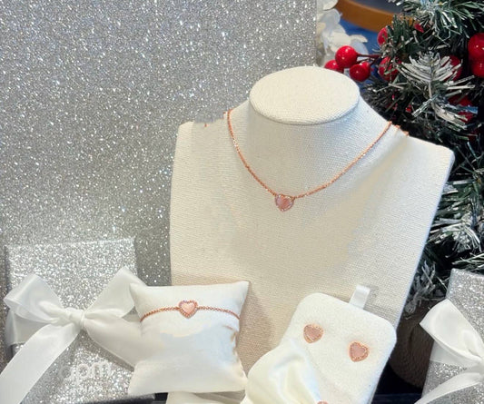 Apm 😍
Necklace 💥
Earring 🦋
Bracelet 💥
Master quality 💯
With normal boxes 🗃️ 
120 dhs🇦🇪🇦🇪

With master box 📦 
140 dhs🇦🇪🇦🇪

Zain216
♥️♥️♥️