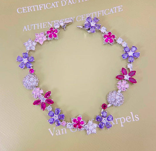 Van Cleef & Arpels🔥

 Necklace 💥
 Earring 🦋 
Bracelet 🐦‍🔥 
Ring 💍 
available size 👇 6,7,8,9 Master quality 💯

 With normal boxes 🗃️ 
320 dhs🇦🇪🇦🇪

 With master box 🗃️
370 dhs🇦🇪🇦🇪
Zain216
♥️♥️♥️
