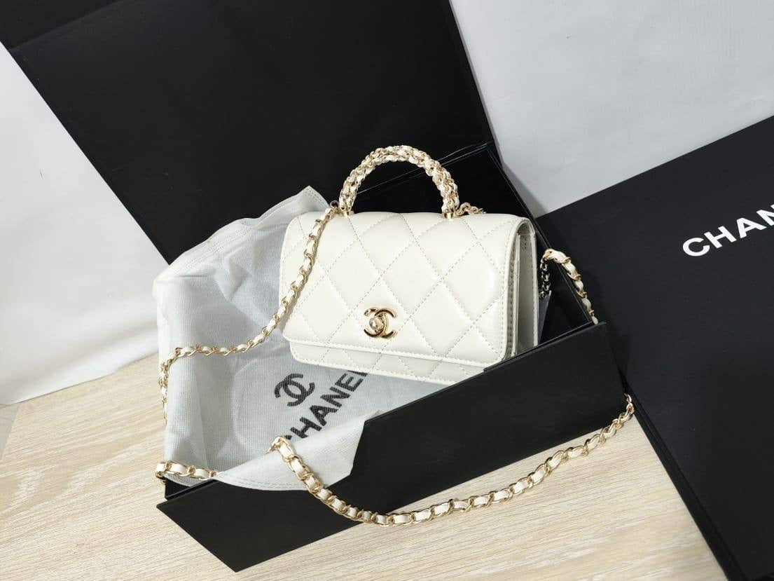Chanel
95 dhs🪙

with box

🎁🎁🎁

high quality

Zain26
♥️♥️♥️