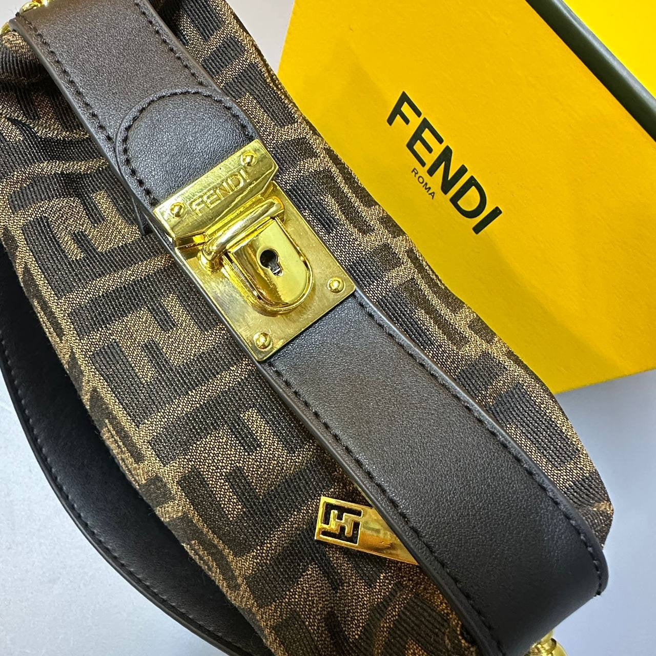 FENDI

 NEW CAME GOOD QUALITY 
WITH BOX 
🎁🎁🎁

90 dhs🇦🇪

Zain39
♥️♥️♥️