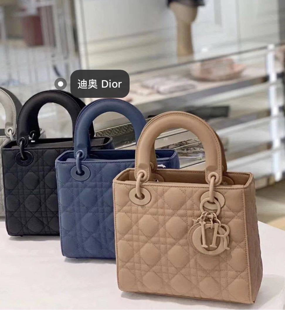 Dior
105 dhs🇦🇪
size：25cm
Good quality 

with box
🎁🎁🎁

Zain35
♥️♥️♥️