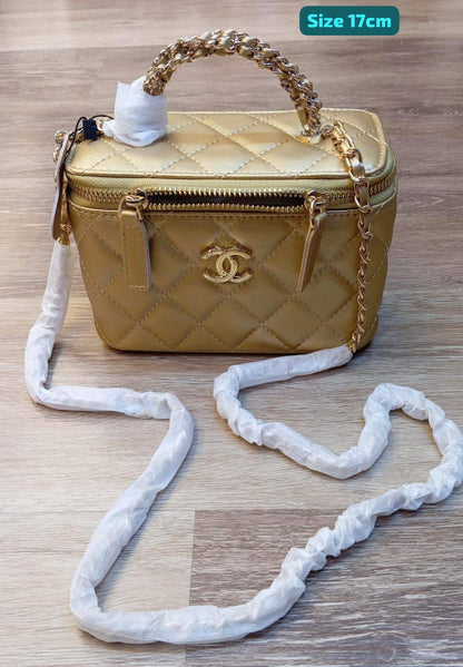 Chanel

Good quality 

with box 
🎁🎁🎁

95 dhs🇦🇪

Zain186
♥️♥️♥️