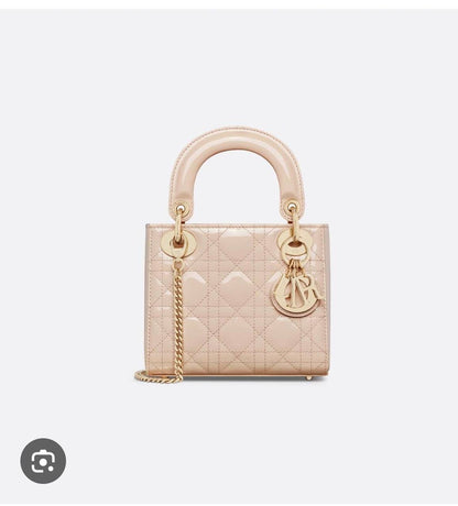 DIOR 
GOOD QUALITY 
105 dhs🪙💕
Size 18 CM

Zain200
♥️♥️♥️