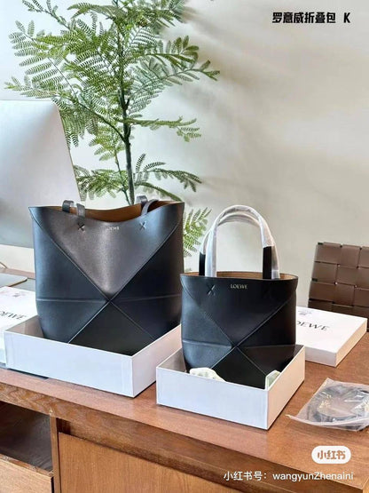 Loewe 
#Small 290 dhs🇦🇪
#Big 300 dhs🇦🇪

Zain
♥️♥️♥️