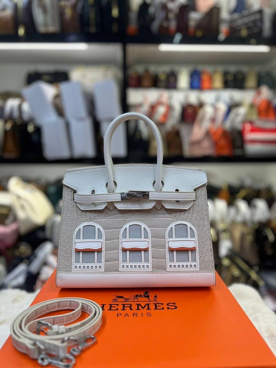 Hermes

with box 
🎁🎁🎁

130 dhs🪙💕

Zain50
♥️♥️♥️