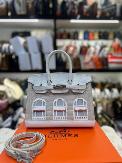 Hermes

with box 
🎁🎁🎁

130 dhs🪙💕

Zain50
♥️♥️♥️