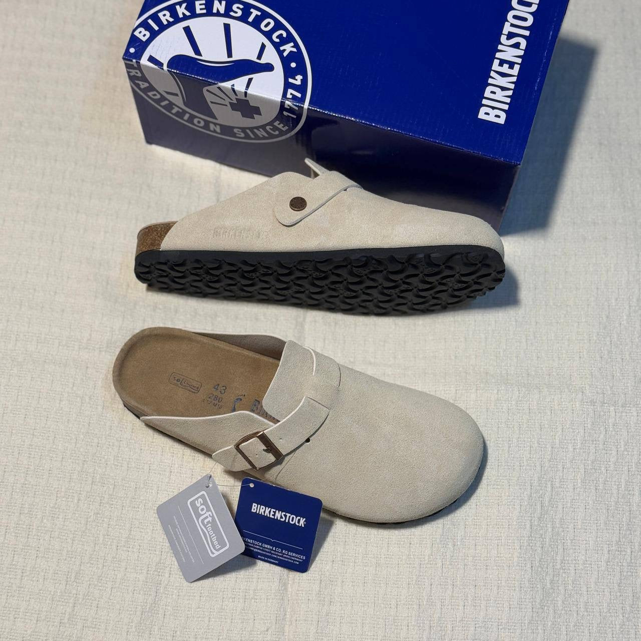 BIRKENSTOCK 
SLIPPER 
GOOD QUALITY 
105 dhs🪙
Size 37 to 43 

Zain40
♥️♥️♥️