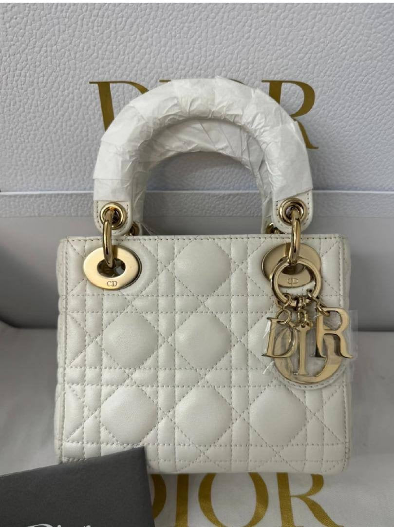 Dior
100 dhs🇦🇪

with box
🎁🎁🎁

size 17cm

Zain26
♥️♥️♥️