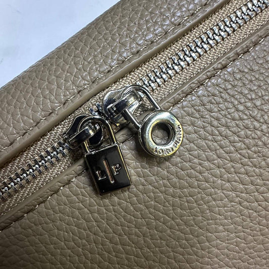 LORA PIANA 

NEW CAME 

GOOD QUALITY  

WITH BOX 
100 dhs🇦🇪🇦🇪

Zain295
♥️♥️♥️