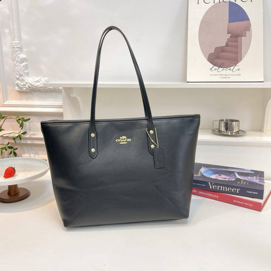 Coach

42*29*15 cm

With box 
95 dhs🇦🇪🇦🇪

Zain17
♥️♥️♥️