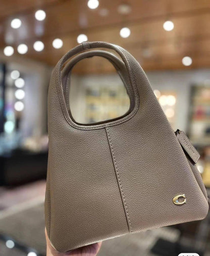 Coach Lana

Size: 23 *31 cm

100 dhs🇦🇪

with box
🎁🎁🎁

Zain115
♥️♥️♥️