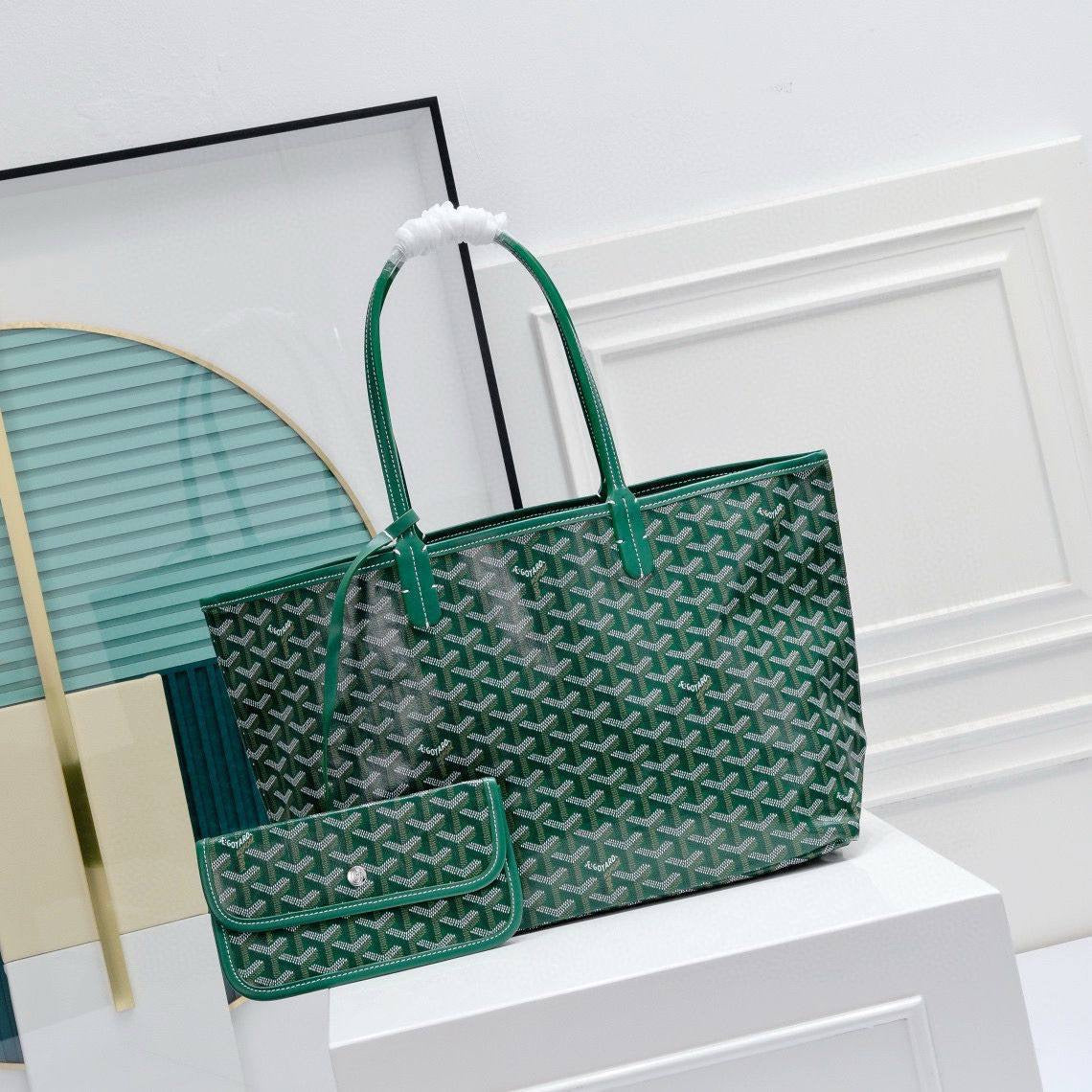 GOYARD 

BIG SIZE 

NEW CAME 

HIGH QUALITY 

100 dhs🪙💕

Zain39
♥️♥️♥️