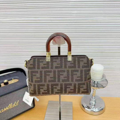 Fendi
23*15*9cm
75 dhs🇦🇪

Zain17
♥️♥️♥️