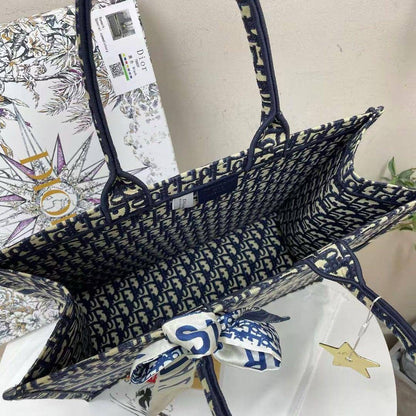 Dior
42*35*15.5cm

With start and scarf 

With box 
🎁🎁🎁

120  dhs🇦🇪

Zain17
♥️♥️♥️