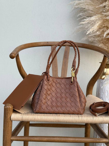 BOTTEGA VENETA
24cm
350 dhs🇦🇪
Top quality 
With box🎁

Zain167
♥️♥️♥️
