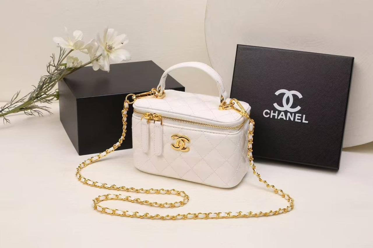 Chanel 24K
Size: 17 * 10 * 8 cm
90 dhs🇦🇪

with box
🎁🎁🎁

Zain115
♥️♥️♥️