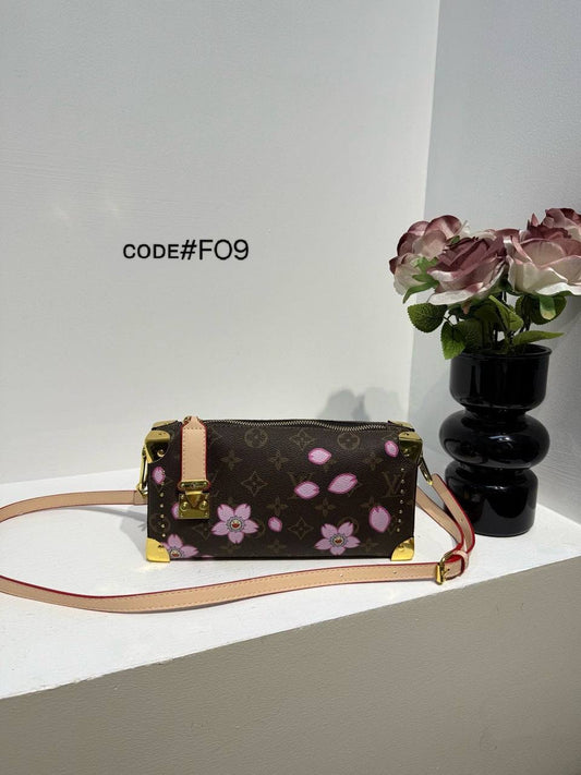 LV
ᴛʀᴜɴᴋ ᴄʀᴏssʙᴀɢ
ᴡɪᴛʜ ʟᴏɴɢ ʙᴇʟᴛ sᴛʀᴀᴘ
ᴍᴏɴᴏɢʀᴀᴍ ʟᴇᴀᴛʜᴇʀ
sɪᴢᴇ : 23  cm

70 dhs🇦🇪

Zain31
♥️♥️♥️