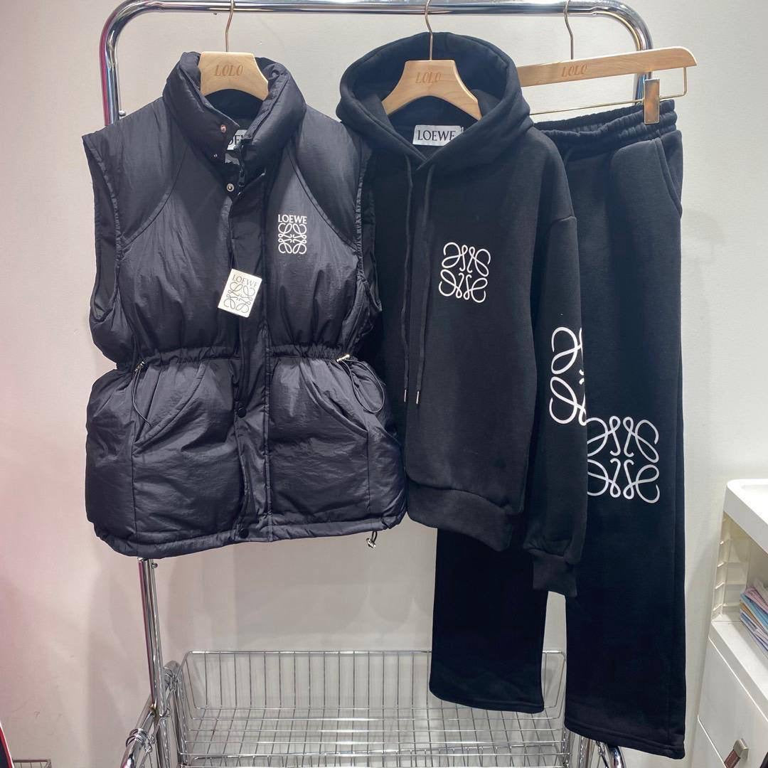 *New collections      
380 dhs🪙
*good  quality  💕💝🛍️
*Sizes:S M L * 
*AVAILABLE NOW* full set

Zain231
♥️♥️♥️