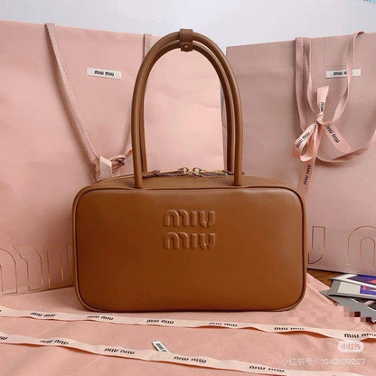 Miu Miu
Size : 30 * 14 * 9.5 cm
80 dhs🇦🇪

Zain115
♥️♥️♥️