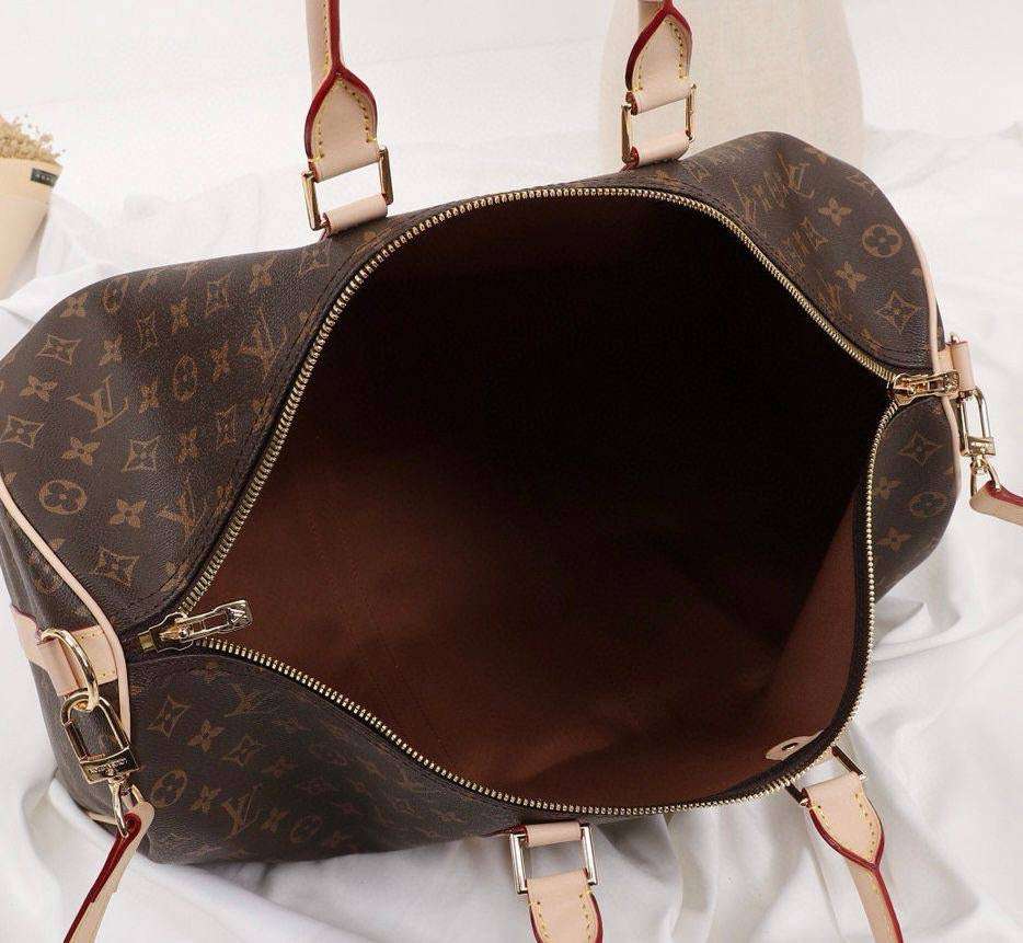 LV TRAVELLING BAG 
GOOD QUALITY 
115 dhs🪙💕
SIZE : 55cm

Zain39
♥️♥️♥️