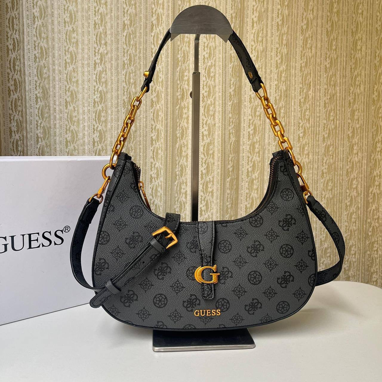 Guess 
Size: 27 ~ 22 cm
80 dhs🇦🇪

with box
🎁🎁🎁

Zain115
♥️♥️♥️