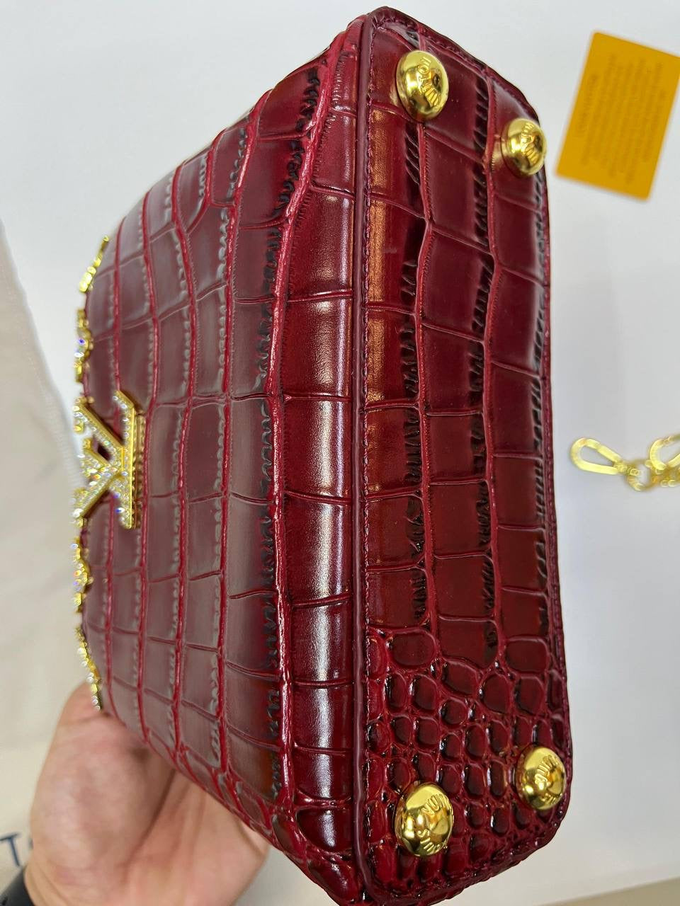 LV
115 dhs🪙💕

with box
🎁🎁🎁
size 20×7.5×14cm

Zain42
♥️♥️♥️