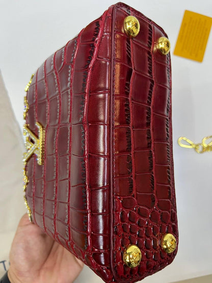 LV
115 dhs🪙💕

with box
🎁🎁🎁
size 20×7.5×14cm

Zain42
♥️♥️♥️