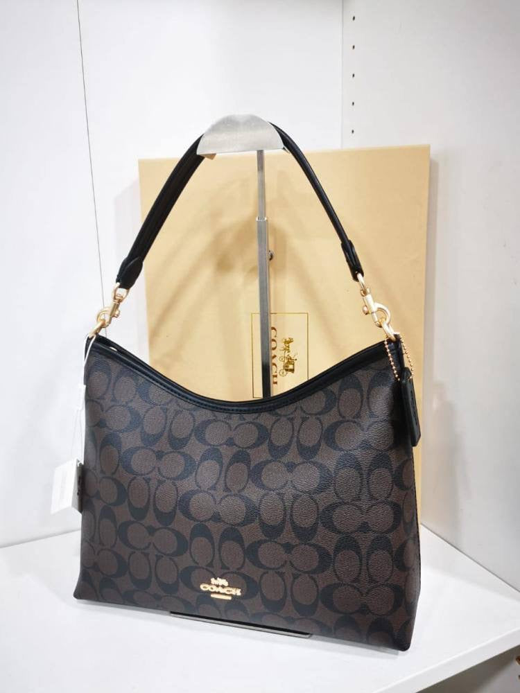 LV
Size 31cm 

with box 
🎁🎁🎁

85 dhs🇦🇪

Zain219
♥️♥️♥️