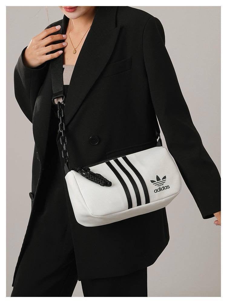 Adidas
30*20*10 cm
40 dhs🪙💕

Zain17
♥️♥️♥️