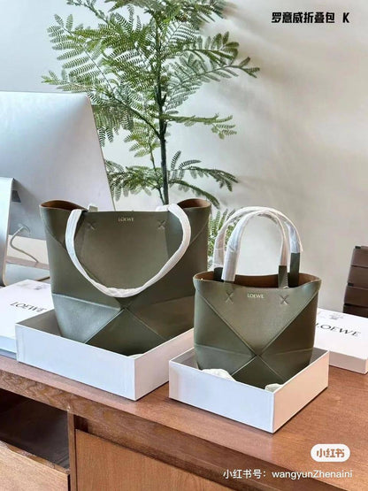 Loewe 
#Small 290 dhs🇦🇪
#Big 300 dhs🇦🇪

Zain
♥️♥️♥️