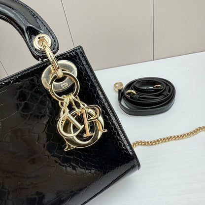 Dior Master 

300 dhs🇦🇪

With box
🎁🎁🎁

#17cm

Zain228
♥️♥️♥️