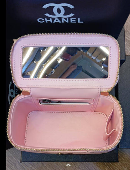 Chanel
Good quality 

with box 
🎁🎁🎁

95 dhs🇦🇪

Zain186
♥️♥️♥️