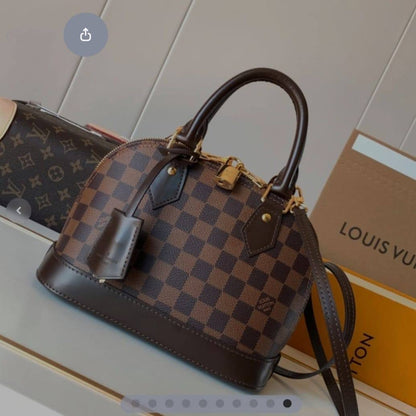 LV
90 dhs🇦🇪
with box
🎁🎁🎁

size 20cm

Zain26
♥️♥️♥️