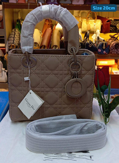 Dior
Best quality 
with box’s 
🎁🎁🎁

120 dhs🇦🇪
size 20cm

Zain158
♥️♥️♥️
