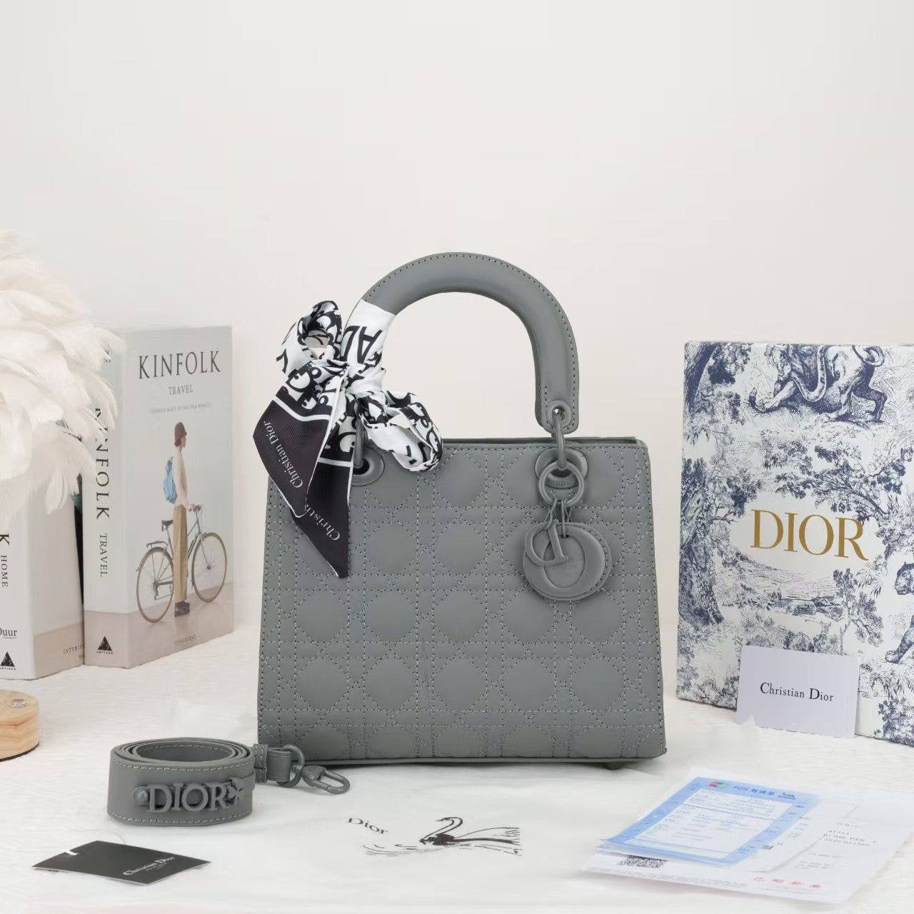 Dior
105 dhs🇦🇪
size：25cm
Good quality 

with box
🎁🎁🎁

Zain35
♥️♥️♥️