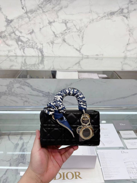 DIOR Master

17CM  
220 dhs🇦🇪

WITH BOX 
🎁🎁🎁

Zain131
♥️♥️♥️