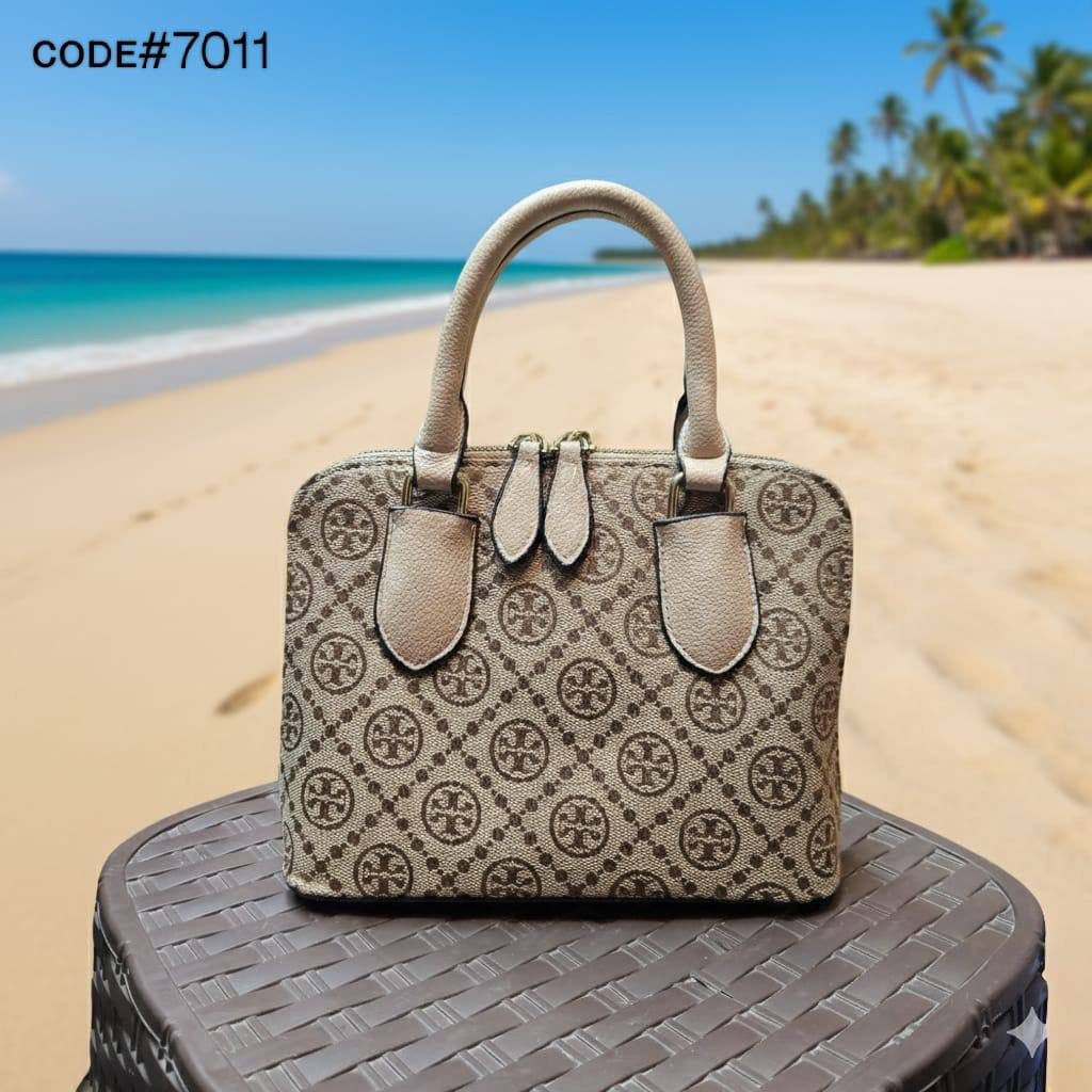 TORY BURCH ᴀʟᴍᴀ
ᴛᴏᴘ ʜᴀɴᴅʙᴀɢ
ᴍᴀᴛᴛᴇ ʟᴇᴀᴛʜᴇʀ ᴍᴀᴛᴇʀɪᴀʟ
sɪᴢᴇ : 21.5 cm
ᴡɪᴛʜ BOX
🎁🎁🎁

65 dhs🪙💕

Zain31
♥️♥️♥️
