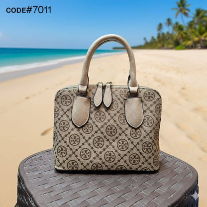 TORY BURCH ᴀʟᴍᴀ
ᴛᴏᴘ ʜᴀɴᴅʙᴀɢ
ᴍᴀᴛᴛᴇ ʟᴇᴀᴛʜᴇʀ ᴍᴀᴛᴇʀɪᴀʟ
sɪᴢᴇ : 21.5 cm
ᴡɪᴛʜ BOX
🎁🎁🎁

65 dhs🪙💕

Zain31
♥️♥️♥️