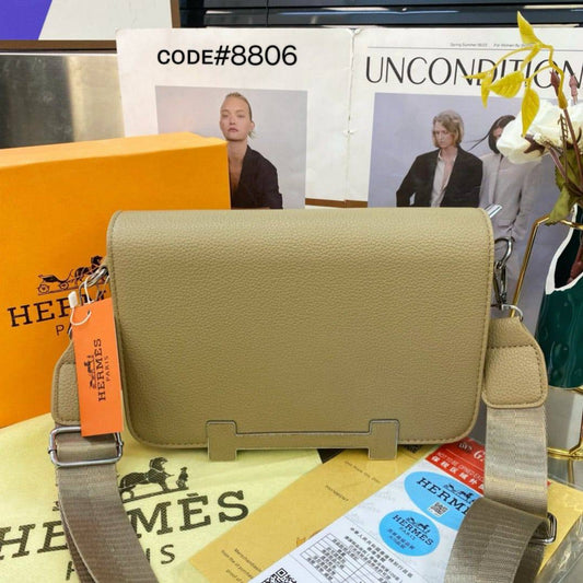 HERMES ɢᴇᴛᴀ
ᴄʀᴏss ʙᴏᴅʏ ʙᴀɢ
ᴍᴀᴛᴛᴇ ʟᴇᴀᴛʜᴇʀ ᴍᴀᴛᴇʀɪᴀʟ
sɪʟᴠᴇʀ ʜᴀʀᴅᴡᴀʀᴇ
sɪᴢᴇ : 24 cm
ᴡɪᴛʜ BOX
🎁🎁🎁

70 dhs🇦🇪

Zain31
♥️♥️♥️