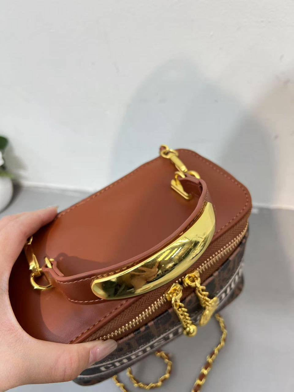 CHRISTIAN DIOR
ᴠᴀɴɪᴛʏ ᴛᴏᴘ ʜᴀɴᴅʙᴀɢ
sʟɪɴɢ ᴄʜᴀɪɴ ʙᴀɢs
sɪᴢᴇ : 20 cm

65 dhs🇦🇪

Zain31
♥️♥️♥️