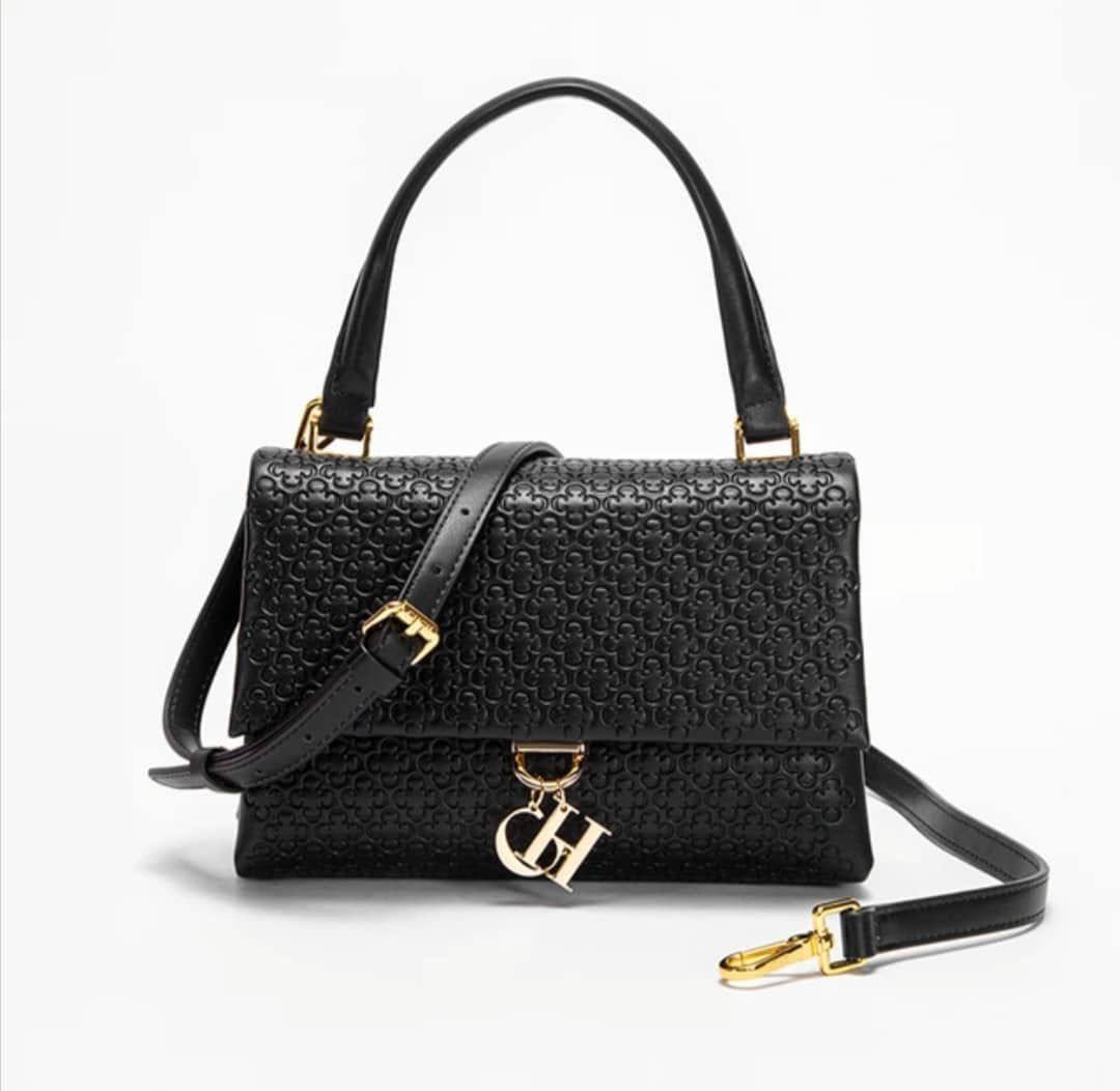 CH CH
95 dhs🇦🇪

size：24cm

Good quality 

with box
🎁🎁🎁

Zain35
♥️♥️♥️