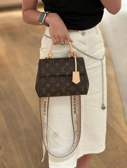 LV

90 dhs🇦🇪
Good quality 

with box
🎁🎁🎁

Zain35
♥️♥️♥️
